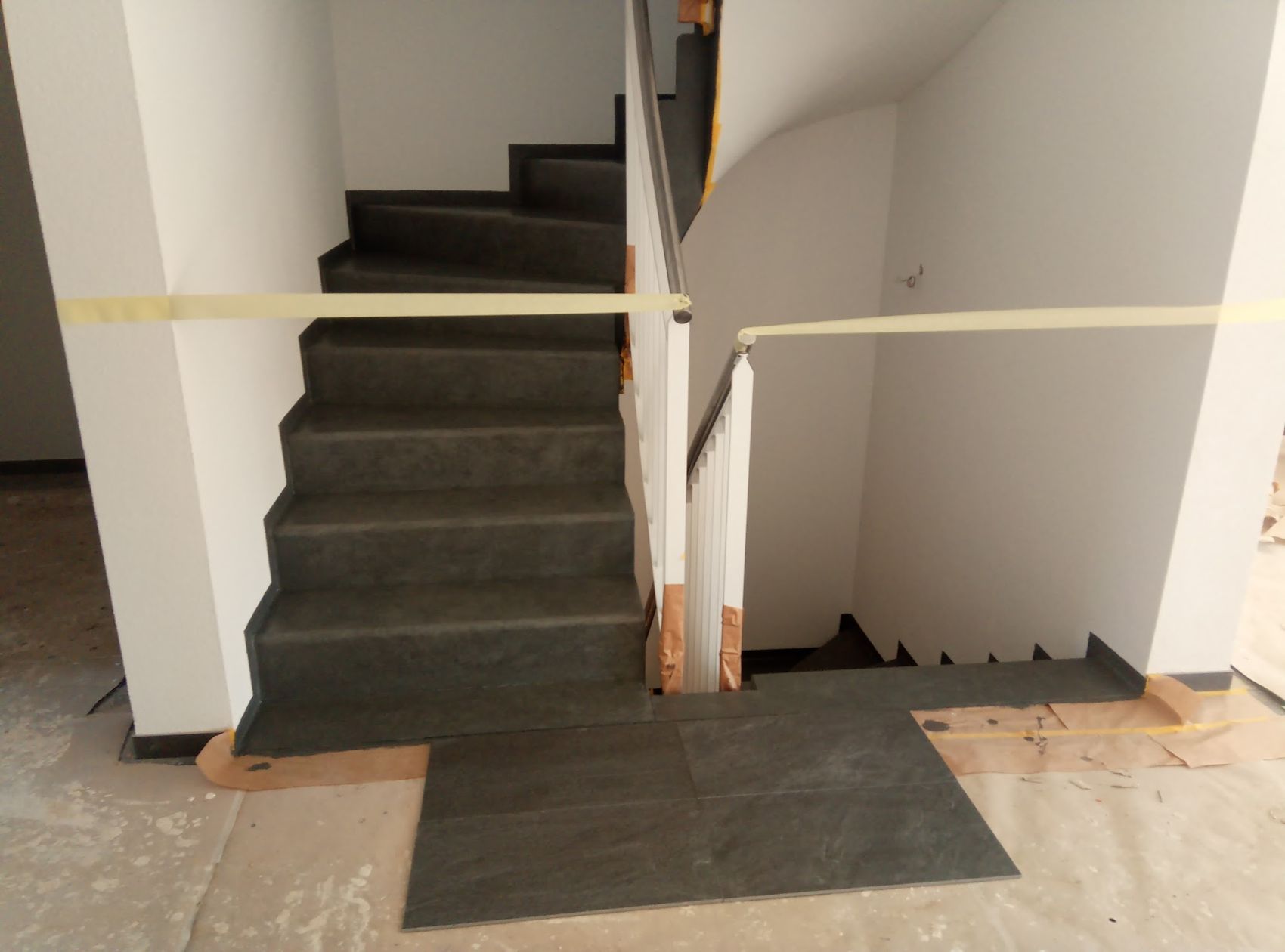 Abgedecktes und abgeklebtes Treppenhaus vor dem Streichen