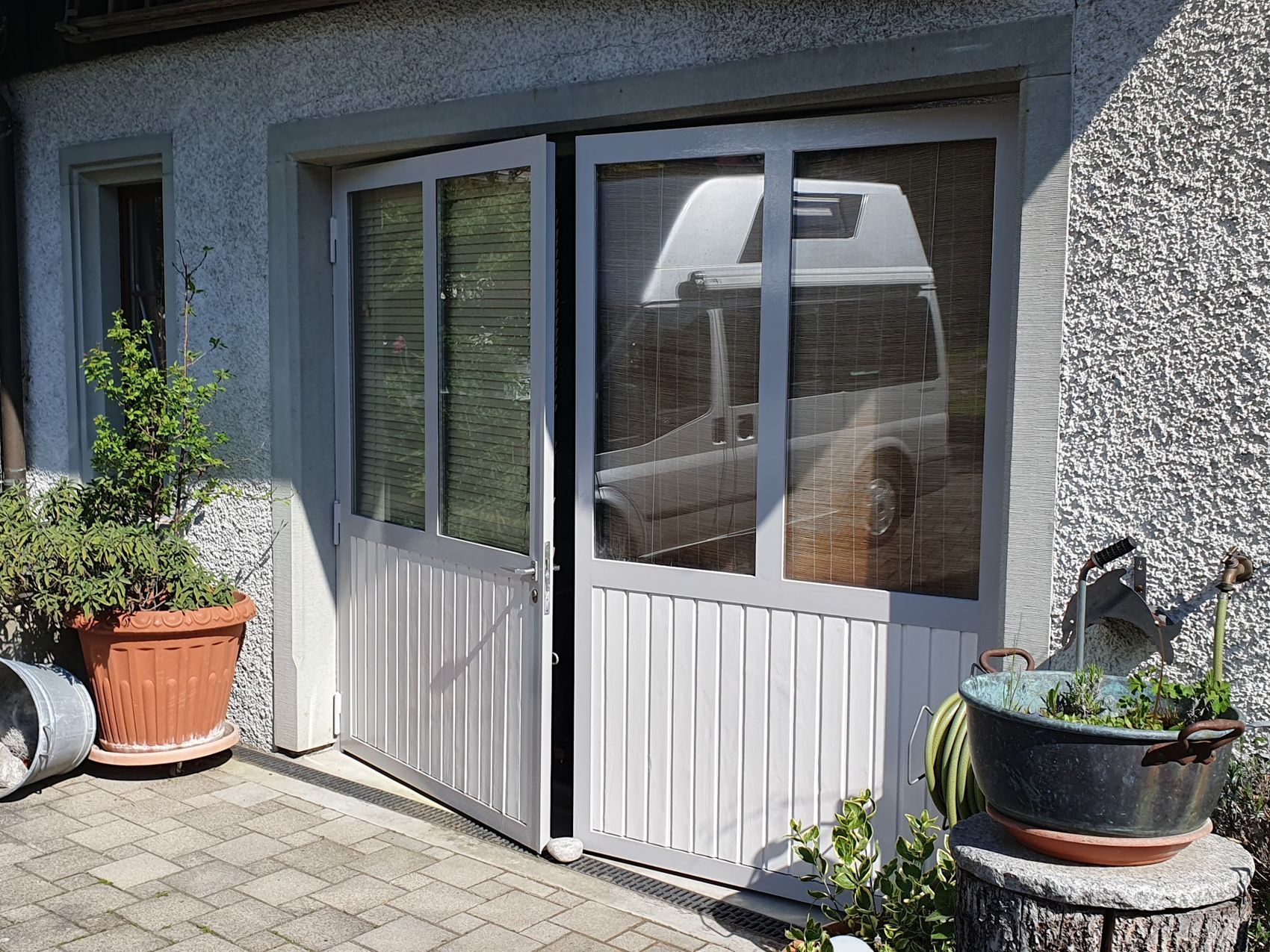 Hauseingang mit grau lackierten Türen