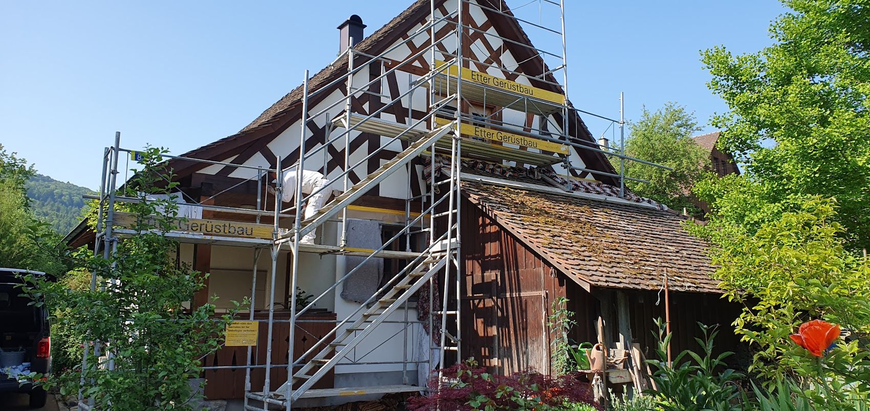 Riegelhaus mit Gerüst bei der Fassadenrenovation