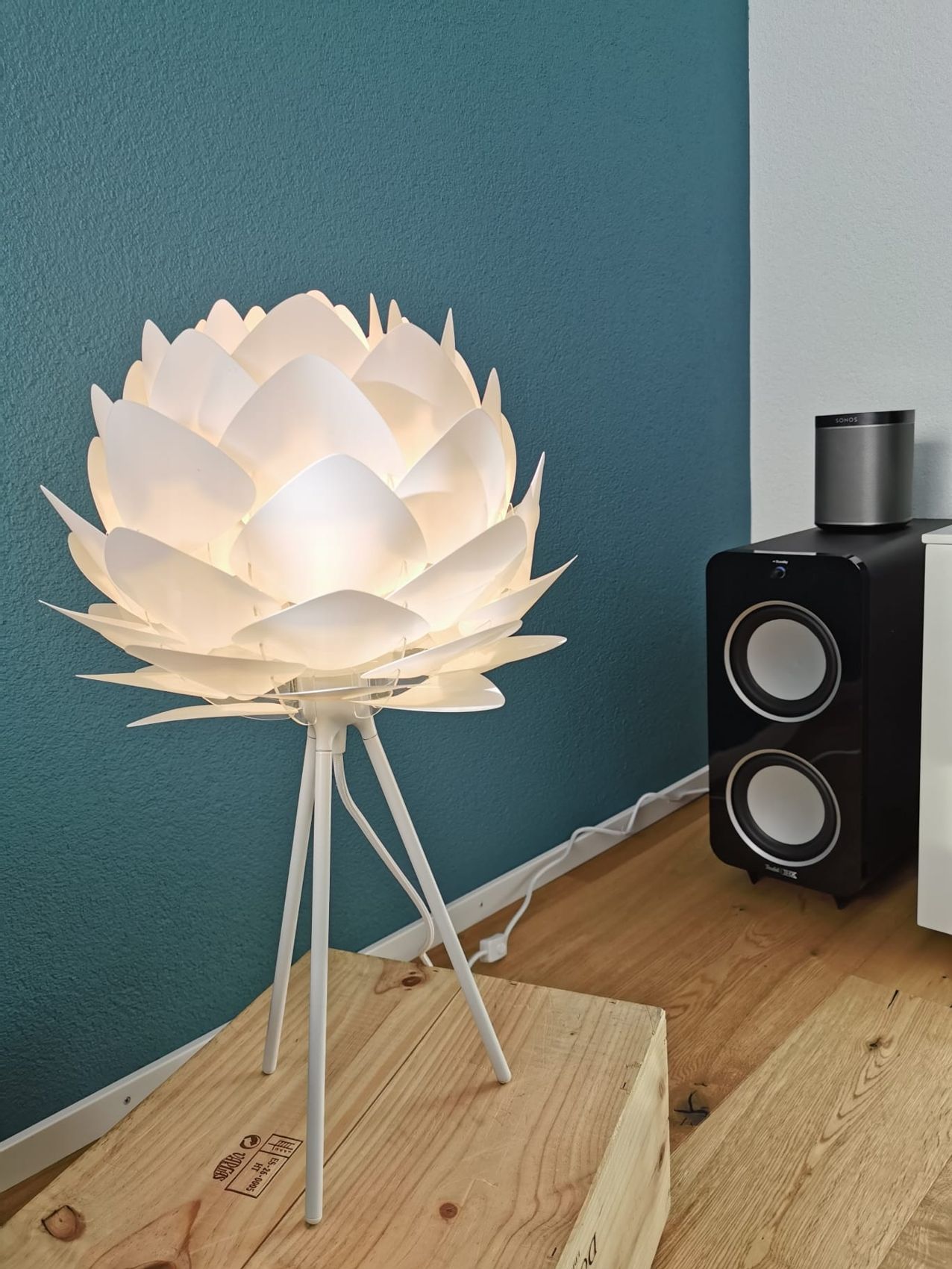 Petrolfarbene Wand mit weisser Lampe